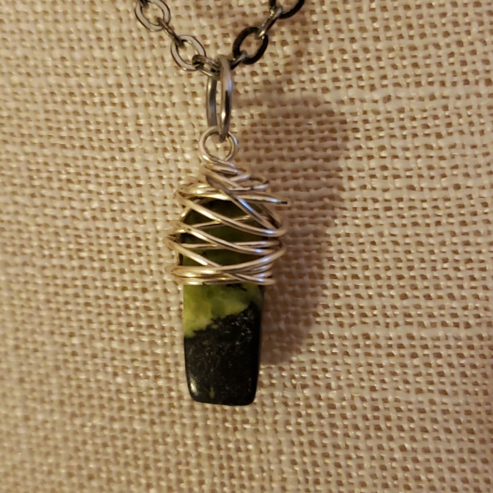 Green stone necklace - Picture 2 of 4